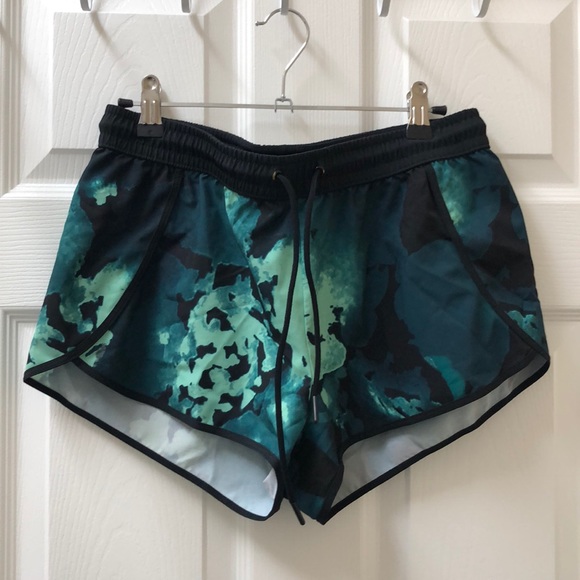 LIKE NEW! Fabletics Carrie Short - Picture 3 of 12
